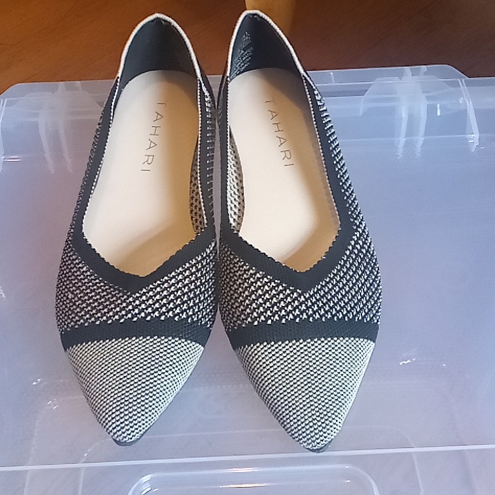 Tahari Women's Monochrome Patterned Flats